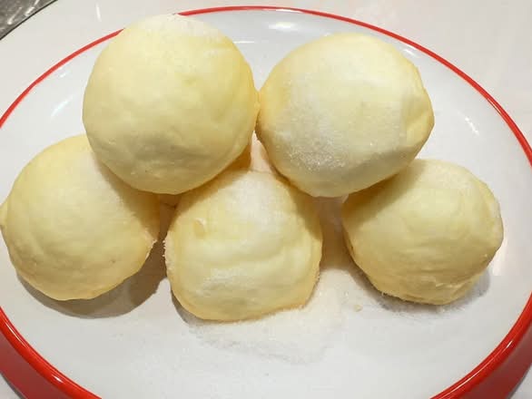 雪棉豆沙 Deep-Fried Egg Whites with Red Bean Paste